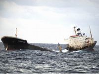 Birleşik Arap Emirlikleri'nde fırtına nedeniyle tanker kayalıklara çarptı: 3 ölü