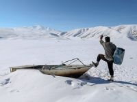 Bir metre kalınlığındaki buzu aşıp balık avlıyorlar