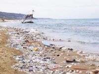 Kilyos’ta 10 ton atık toplandı, molozlar hala kıyıya vuruyor