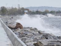 Lodos, Marmara'da deniz ulaşımını olumsuz etkiliyor