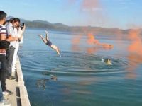 Mezun olan denizci öğrenciler diplomalarını yüzerek aldı