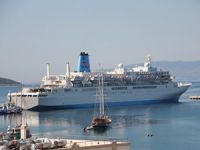 Sezonun ilk kruvaziyeri, bin 200 yolcusuyla Bodrum Limanı'na yanaştı