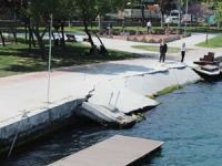 Balat sahilinde, bisiklet yolunu da içine alan beton alan çöktü