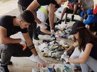 Sahillerden, 2 bin 421 adet izmarit, 21 adet de bebek bezi topladılar