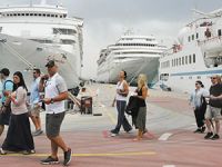 Kuşadası Ege Ports'a 3 gemi birden yanaştı