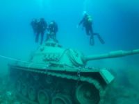 Antalya'nın Kaş İlçesi'nde bir tank, dalış turizmi için batırıldı
