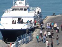 Midilli feribotundan inen turistler Dikili'yi gezdi