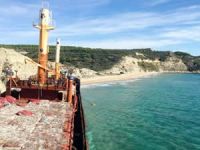 Çanakkale'de karaya oturan M/V Mercy God turistlerin ilgi odağı oldu