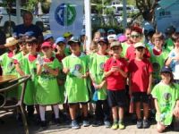 Büyüklerin attığı çöpleri 'Minikler' temizledi