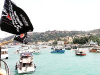 Beşiktaşlı taraftarlar, Boğaz'da gemilerle şampiyonluğu kutluyor