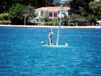 Bodrum açıklarında su alan tekne battı