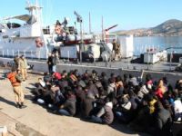 İzmir'den lastik botla Yunanistan'a geçmeye çalışan 50 kaçak yakalandı
