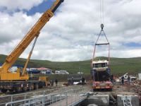 Tekneler vinç yardımıyla Çıldır Gölü’ne indirildi