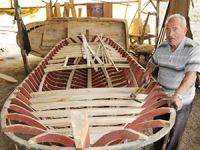 Yarım asırdır tek başına tekne yapıyor