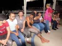 Çanakkale'de 28 kaçağı taşıyan lastik bot battı