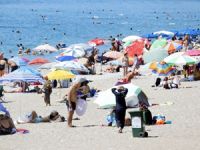 Konyaaltı Plajı sıcaktan bunalanlarla doldu