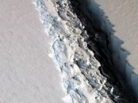 Deniz taşıtları için tehlike! Trilyon tonluk buzdağı koptu