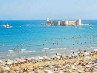 Mersin halkı Kızkalesi’nde denizin keyfini çıkarıyor