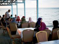 Filistinliler karaya oturan gemiyi restorana dönüştürdü