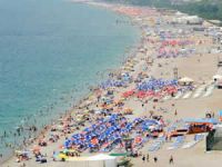 Mersin'de sıcaktan bunalanlar sahilleri doldurdu