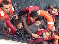 İnsan kaçakçıları sığınmacıları denize attı, 50 kişi boğuldu