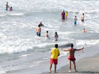 Alaplı'da vatandaşlar uyarılara aldırmadan denize girdi