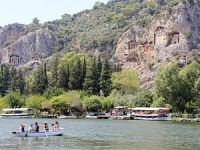 Dalyan Kanalı'na gelen turistleri kadınlar karşıya geçiriyor