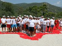 Fethiye'de 200 kişi Türk bayrağı oluşturdu