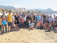 Menderes’te engelli çocuklar denize girdi