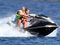 Bodrum'da hız teknesi kullanan çocuklar tehlike saçıyor