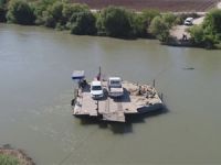 Araçları Ceyhan Nehri'nden yıllardır salla taşıyorlar