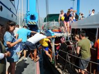 Su alan dalış teknesi 43 yolcusuyla geri döndü