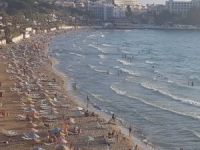 Kuşadası plajlarını turistler doldurdu