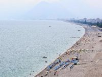 Antalya'da tıklım tıklım olan sahiller boş kaldı