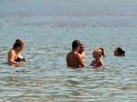 Bodrum'da sıcak havadan bunalanlar sahilleri doldurdu