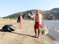 Fransız çift Çayağzı Plajı'nı temizledi