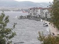 Yüzbaşılar Sahili’nde çıkan fırtına tekneleri kıyıya sürükledi