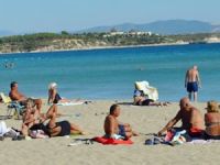 Didim'de sıcak havanın tadını sahilde çıkardılar