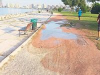 İzmir'de Bostanlı sahili çamur içinde kaldı