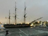 Kontrolü kaybeden yelkenli, diğer teknelere çarpıp karaya oturdu