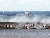 Zonguldak'ta dalgalar liman duvarını aştı