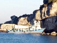 Amasra'da karaya oturan balıkçı teknesi kurtarıldı