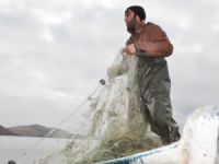 Aygır Gölü'nde tek başına balıkçılık yapıyor