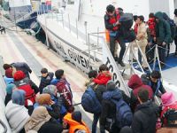 İzmir'de 77 kaçak göçmen Yunanistan'a kaçarken yakalandı