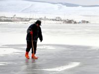 Ardahan'da bulunan Aktaş Gölü soğuk hava nedeniyle dondu