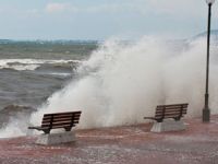 Çanakkale Küçükkuyu'da dalgalar sahili dövdü