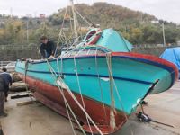 Çarşıbaşı'da fırtına limandaki teknelere zarar verdi