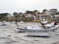 Ayvalık'ta lodos küçük balıkçı teknelerini batırdı