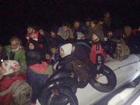 Çeşme'de lastik botta 61 kaçak göçmen yakalandı