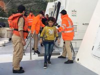 Mersin'de tekneleri arızalanan 43 kaçak kurtarıldı